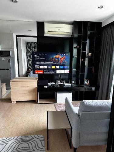 Μια τηλεόραση ή/και κέντρο ψυχαγωγίας στο Top Floor Condo MountainView & 5 min to beach