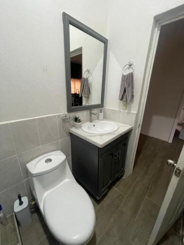 Ένα μπάνιο στο Acogedora casa con balcón Bella Aurora