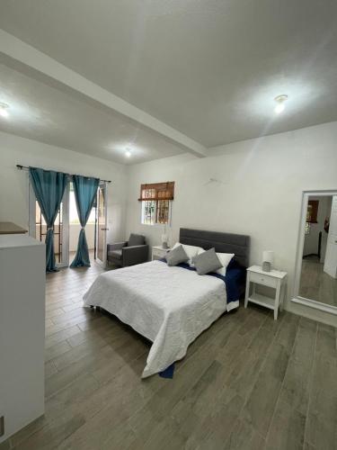 Ένα ή περισσότερα κρεβάτια σε δωμάτιο στο Acogedora casa con balcón Bella Aurora