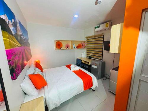 a bedroom with a bed and a desk in it at OYO 1157 Kegama Residences 1 in Cavite