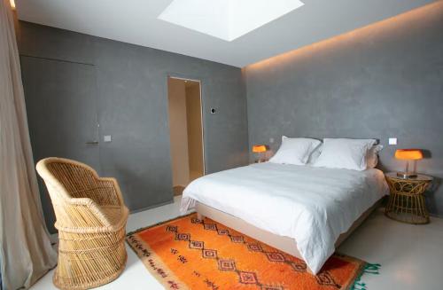 Postel nebo postele na pokoji v ubytování Apartment With Spa In Villeneuve-Lès-Avignon