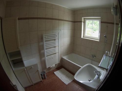 ヒンターゼーにあるHaus Ebner Johannのバスルーム(バスタブ、トイレ、シンク付)