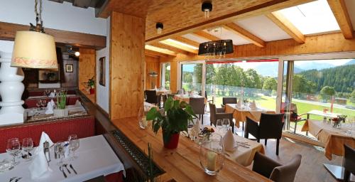 A restaurant or other place to eat at Landhaus Ramsau