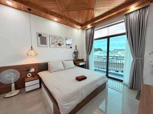 Postel nebo postele na pokoji v ubytování Hasa Đà Lạt Hotel