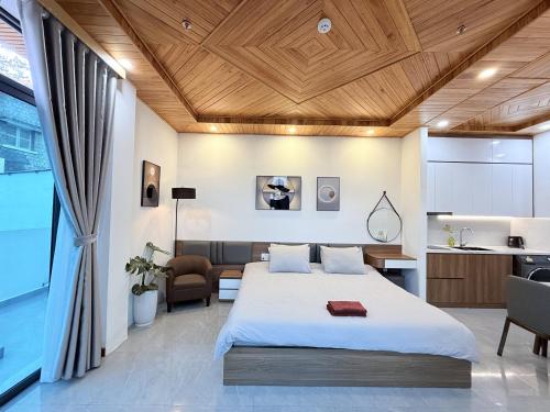Postel nebo postele na pokoji v ubytování Hasa Đà Lạt Hotel