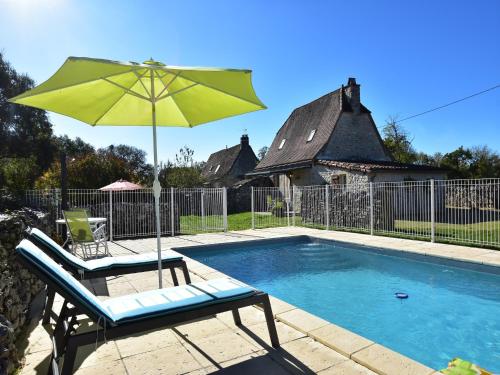 una sedia e un ombrellone accanto alla piscina di Holiday Home in Gramat with Private Pool a Rignac