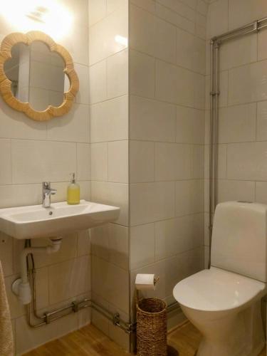 Ένα μπάνιο στο Apartment In Historic School In Peaceful Småland