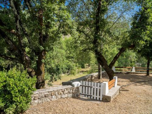 Ein Garten an der Unterkunft Cottage with River Views, Uzer
