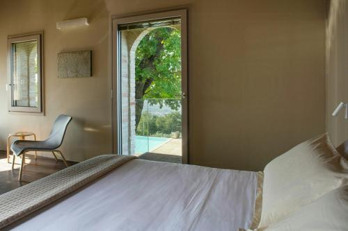 Ένα ή περισσότερα κρεβάτια σε δωμάτιο στο Luxury Villa Overlooking Assisi Valley