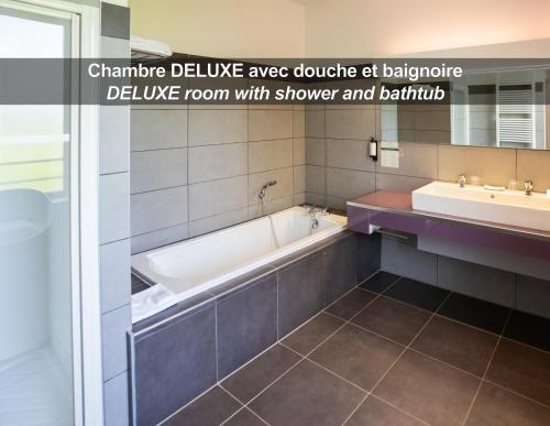 Ένα μπάνιο στο HÔTEL LA FERME DE BOURRAN RODEZ - parking privé gratuit