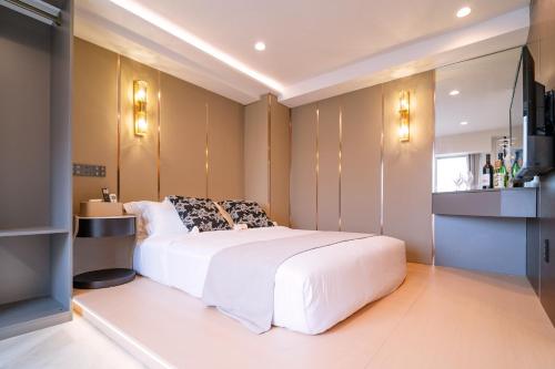 Un dormitorio con una gran cama blanca en una habitación. en 三ノ輪 吉原, en Tokio