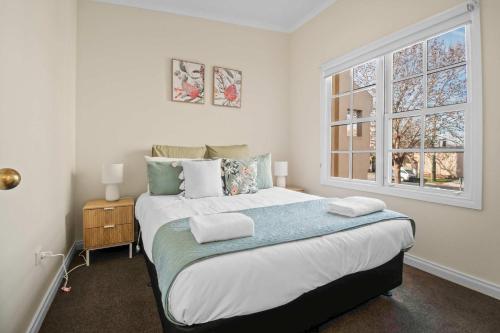 Postel nebo postele na pokoji v ubytování Pembroke - CBD, Elegant & Character Filled Stay