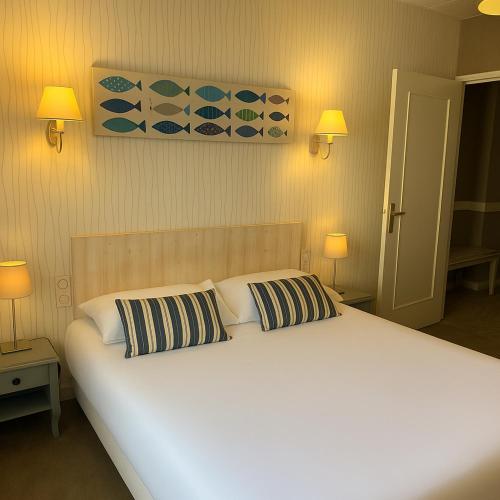 Ένα ή περισσότερα κρεβάτια σε δωμάτιο στο Cit'Hotel des Messageries
