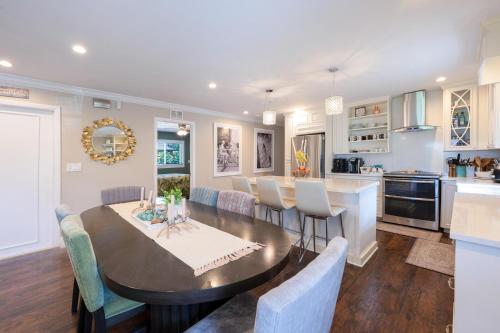 a kitchen and dining room with a table and chairs at Naples Getaway in Naples