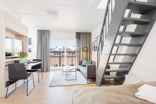 ein Schlafzimmer mit einer Treppe, einem Schreibtisch und einem Bett in der Unterkunft The Apartments Company - Majorstuen in Oslo