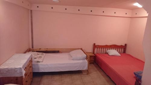 two beds in a small room withermottermottermott at Ośrodek Wypoczynkowy Duet in Zamość