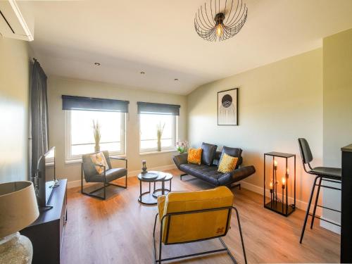 una sala de estar con un sofá y una mesa en Apartment in Katwijk near the Beach, en Katwijk