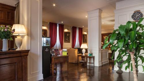 a lobby with red drapes and a waiting room at Hotel Executive in Florence