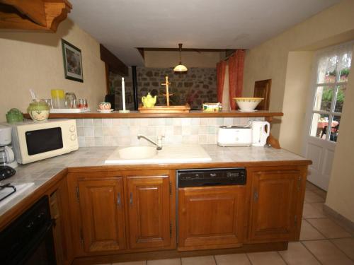 Η κουζίνα ή μικρή κουζίνα στο Cozy Family Home in Saint-Pons