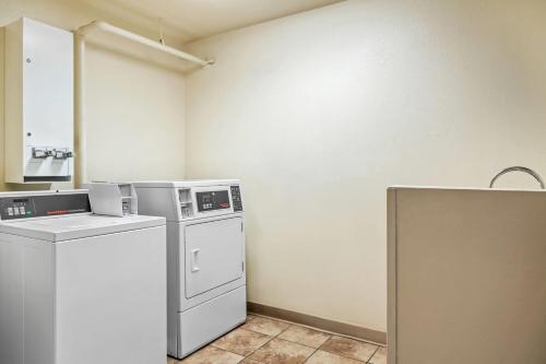 Una cocina o zona de cocina en Days Inn by Wyndham Billings