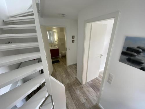 a staircase in a room with a mirror at Come In Haffkrug in Haffkrug