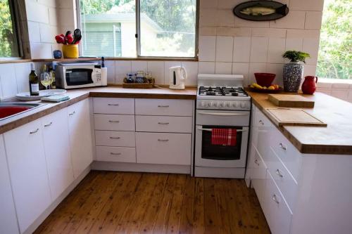 Η κουζίνα ή μικρή κουζίνα στο Kywong Beach Cottage - cosy beach escape