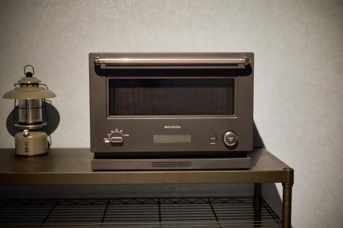 a toaster oven sitting on top of a table at COCO VILLA 山中湖 -Lake Yamanakako- in Yamanakako