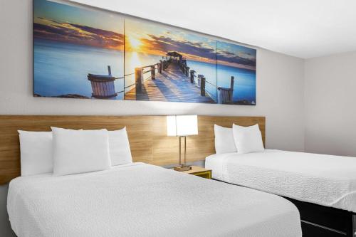 Una cama o camas en una habitación de Days Inn by Wyndham Huntington