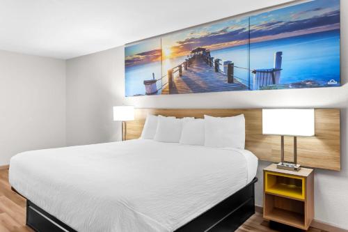 Una cama o camas en una habitación de Days Inn by Wyndham Huntington