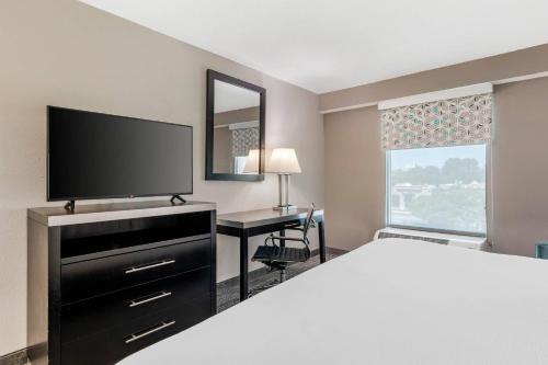 Ένα ή περισσότερα κρεβάτια σε δωμάτιο στο Quality Inn & Suites Union City - Atlanta South
