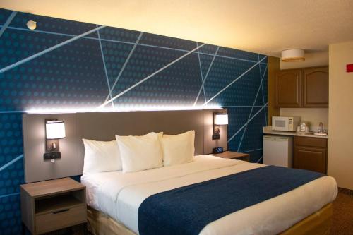 a hotel room with a large bed and a kitchen at Comfort Inn & Suites Geneva- West Chicago in Geneva