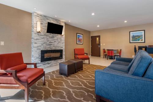 a living room with furniture and a fireplace at Comfort Inn Romeoville - Bolingbrook in Romeoville