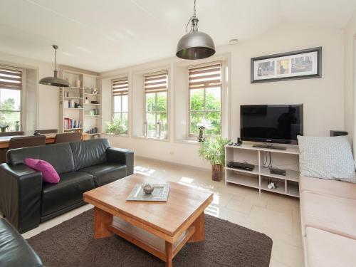 Μια τηλεόραση ή/και κέντρο ψυχαγωγίας στο Holiday Home near Dutch Coast & Sauna