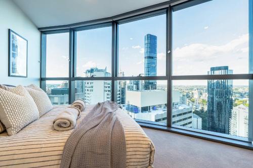 Ένα ή περισσότερα κρεβάτια σε δωμάτιο στο Luminair - Luxury Above the Botanic and Rivers Bend, Queens Wharf Residence Level 29 3Bedroom Luxury Stay