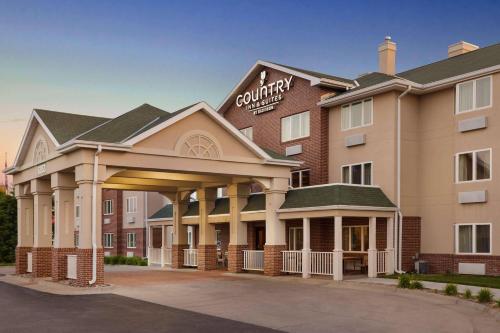 a front view of a hotel with a courtyard inn at Country Inn & Suites by Radisson, Lincoln North Hotel and Conference Center, NE in Lincoln