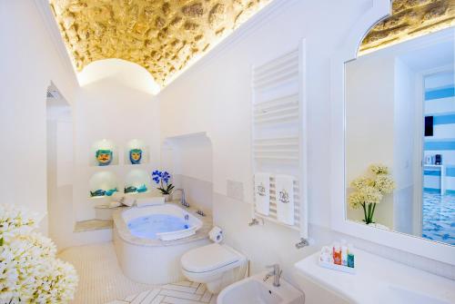 Bilik mandi di Relais Correale Rooms & Garden