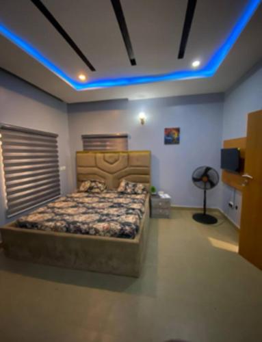 RubuchiにあるLakeToy Apartmentの青い照明付きのベッドルーム1室