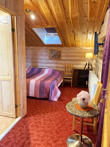 a bedroom with a bed and a table in a room at Külalistemaja Vehendi Motell in Vehendi