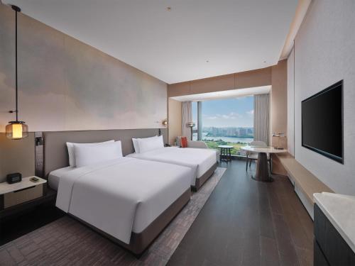 Ένα ή περισσότερα κρεβάτια σε δωμάτιο στο Hilton Huizhou