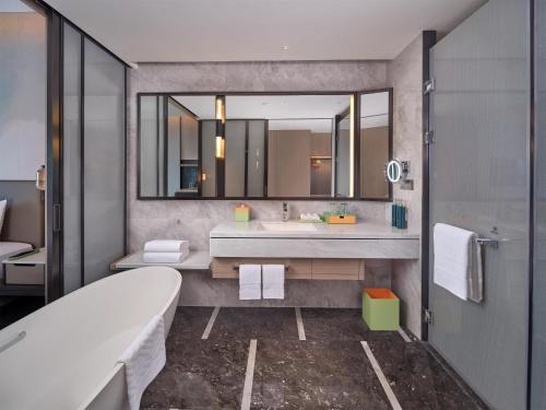 Ένα μπάνιο στο Hilton Huizhou