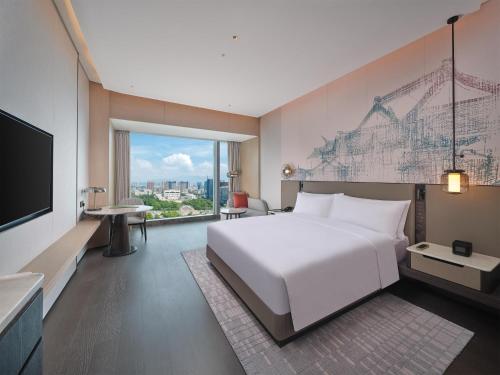 Ένα ή περισσότερα κρεβάτια σε δωμάτιο στο Hilton Huizhou