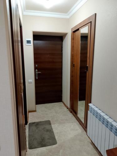 Un pasillo con dos puertas y un espejo. en Anush, en Sisian
