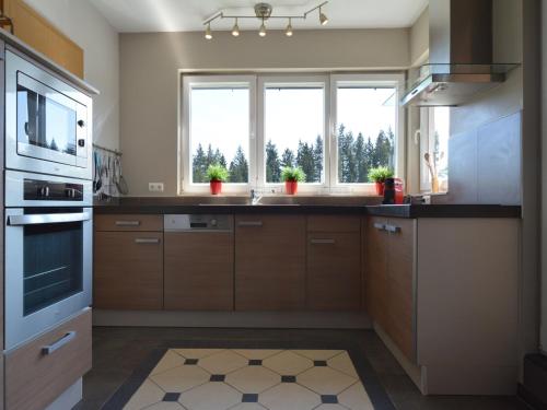 Η κουζίνα ή μικρή κουζίνα στο Robertville Lakeview Escape