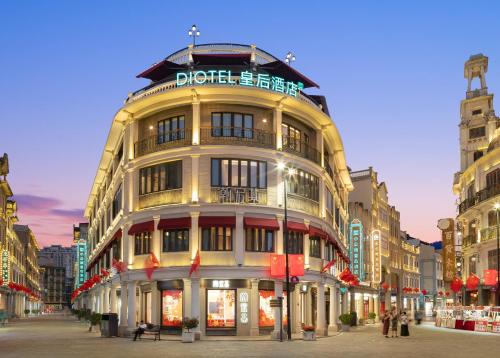 Un edificio con un cartel en el frente. en 汕头Diotel皇后酒店, en Shantou