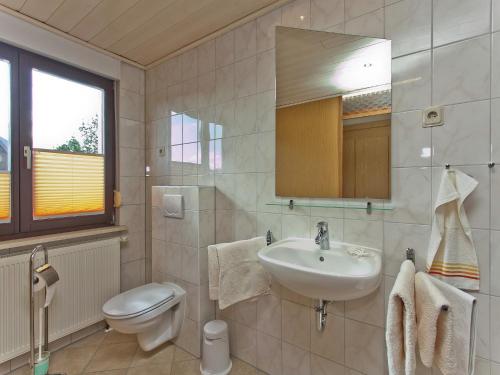 holiday home in the Thuringian Forest with roofにあるバスルーム