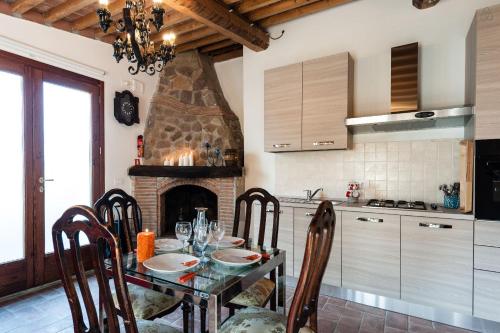 ヴェッキアーノにあるVacation Home Tuscany Filettole 3のキッチン(テーブル、椅子、暖炉付)
