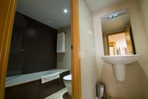 リェイダにあるApartaments Peronel.laの洗面台とトイレ付きのバスルーム