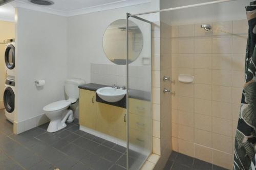 Un baño de Ample Anderson Ground Level 2x1