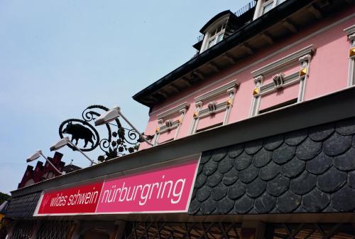 a sign on the side of a pink building at Gästehaus Blaue Ecke in Adenau