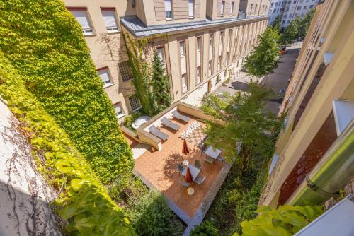 an overhead view of a courtyard with a bench and a building at Austria Classic Hotel Wien in Vienna